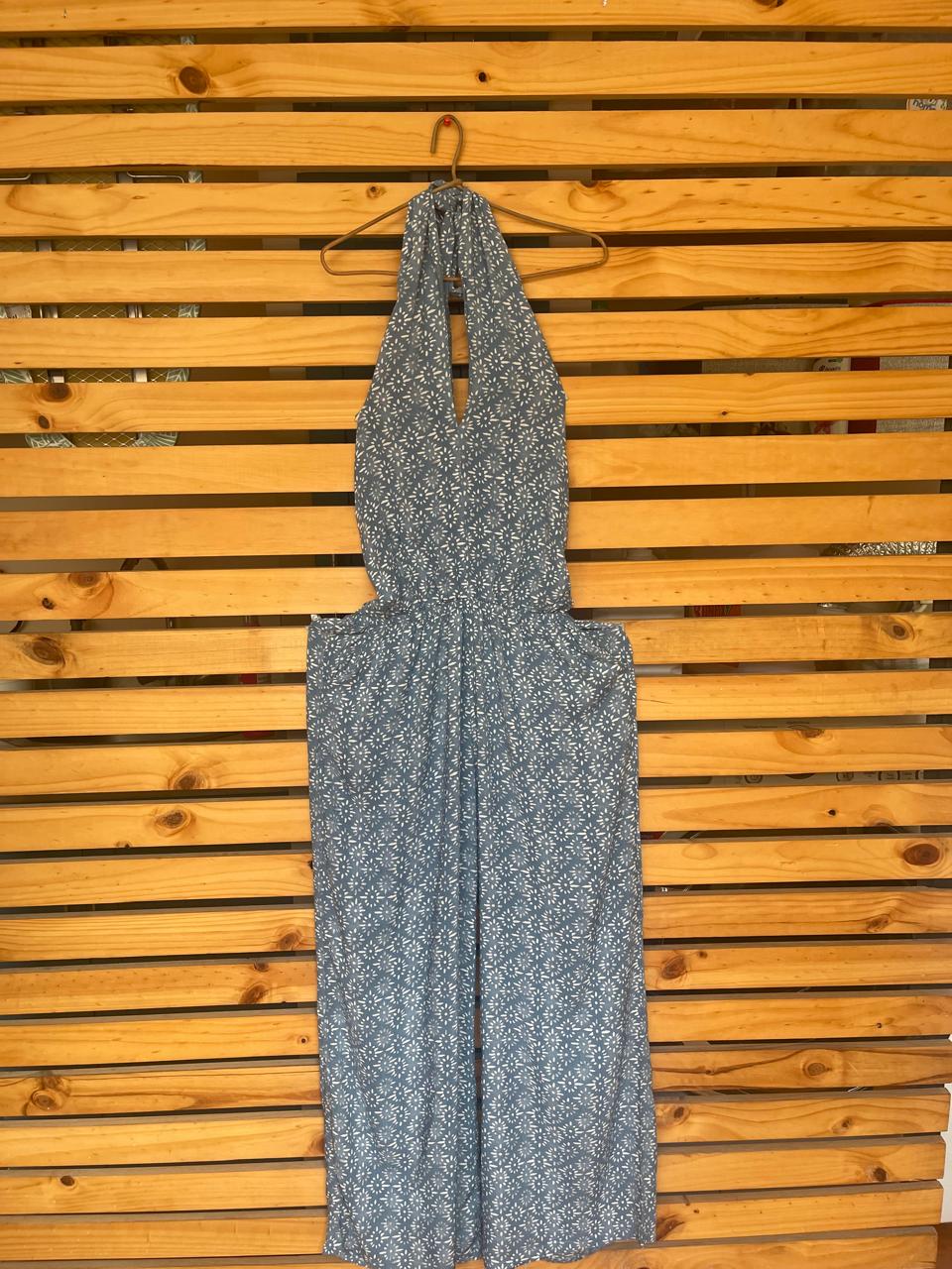 Enterizo Palazzo largo con lazada al cuello.